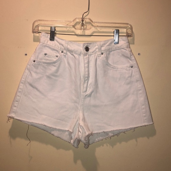 SOLD🙌🏼 White Jean Shorts - Picture 1 of 3
